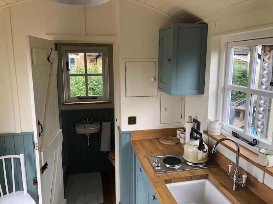 Romantic Shepherds Hut With Stunning Sunsets Hollingbourne Екстериор снимка