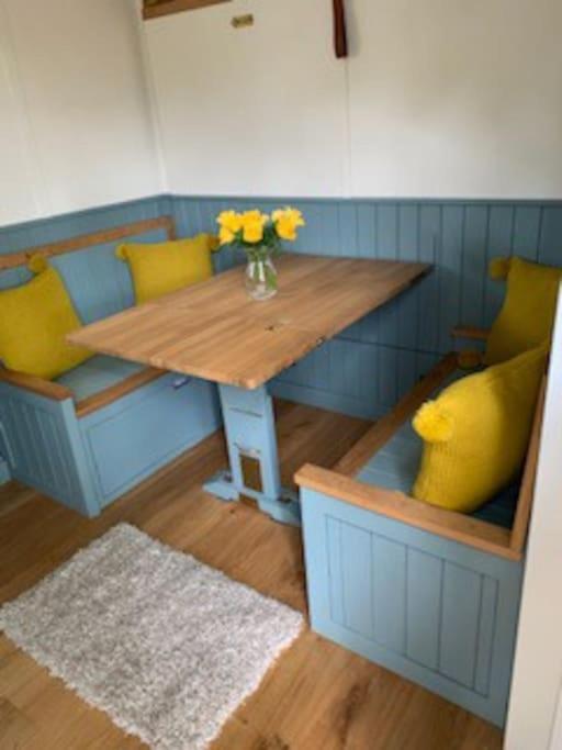 Romantic Shepherds Hut With Stunning Sunsets Hollingbourne Екстериор снимка