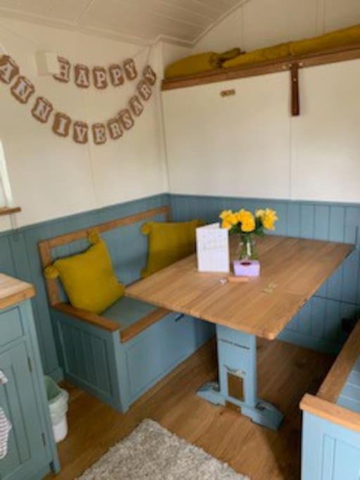 Romantic Shepherds Hut With Stunning Sunsets Hollingbourne Екстериор снимка