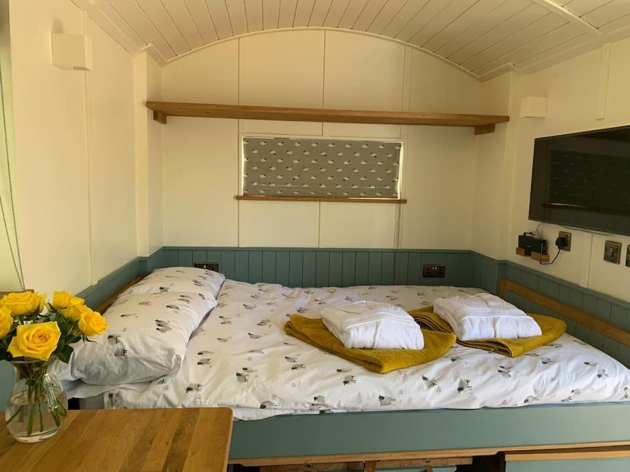 Romantic Shepherds Hut With Stunning Sunsets Hollingbourne Екстериор снимка